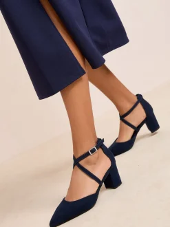 Marineblauw - Friends Like These pumps met blokhak en gekruiste bandjes