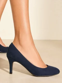 Marineblauw - Friends Like These - Pumps met lage stilettohak, ronde neus en van imitatie suède