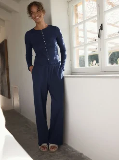 Marineblauw - self. Geribbelde pyjama met knopen