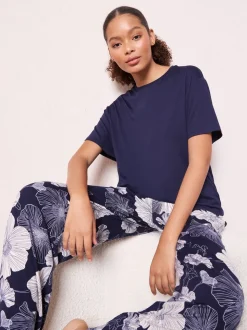Marineblauw met bloemen - Friends Like These Short Sleeve Pyjamas