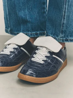 Marineblauw met krokodilleneffect - Forever Comfort® Fold Over Lace-Up Trainers