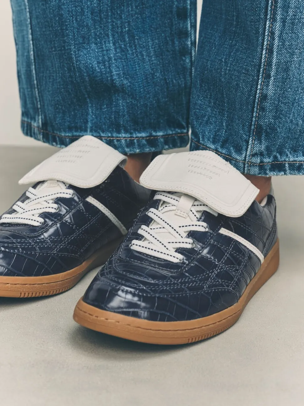 Marineblauw met krokodilleneffect - Forever Comfort® Fold Over Lace-Up Trainers