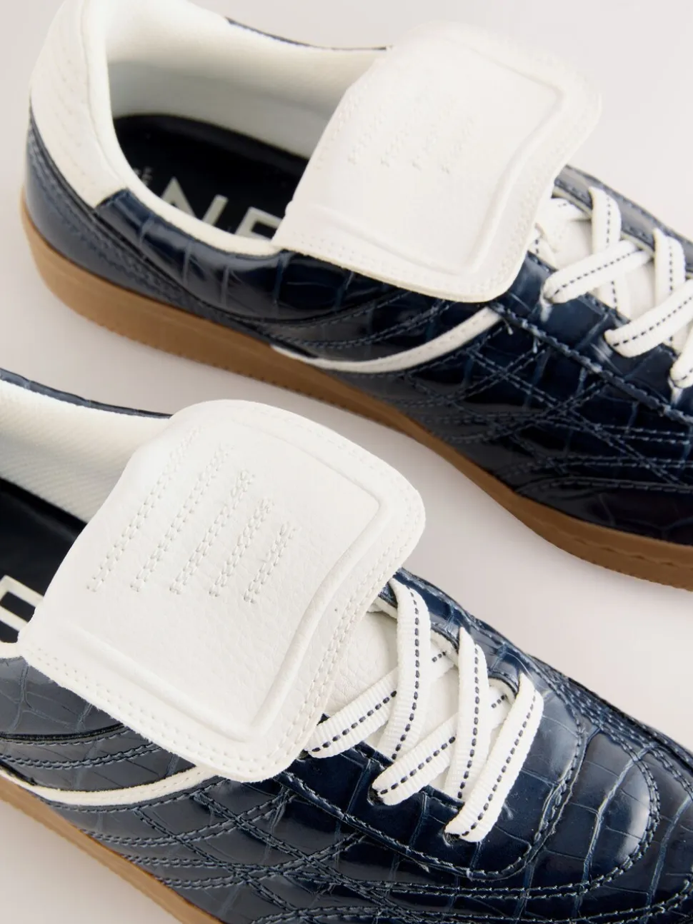 Marineblauw met krokodilleneffect - Forever Comfort® Fold Over Lace-Up Trainers