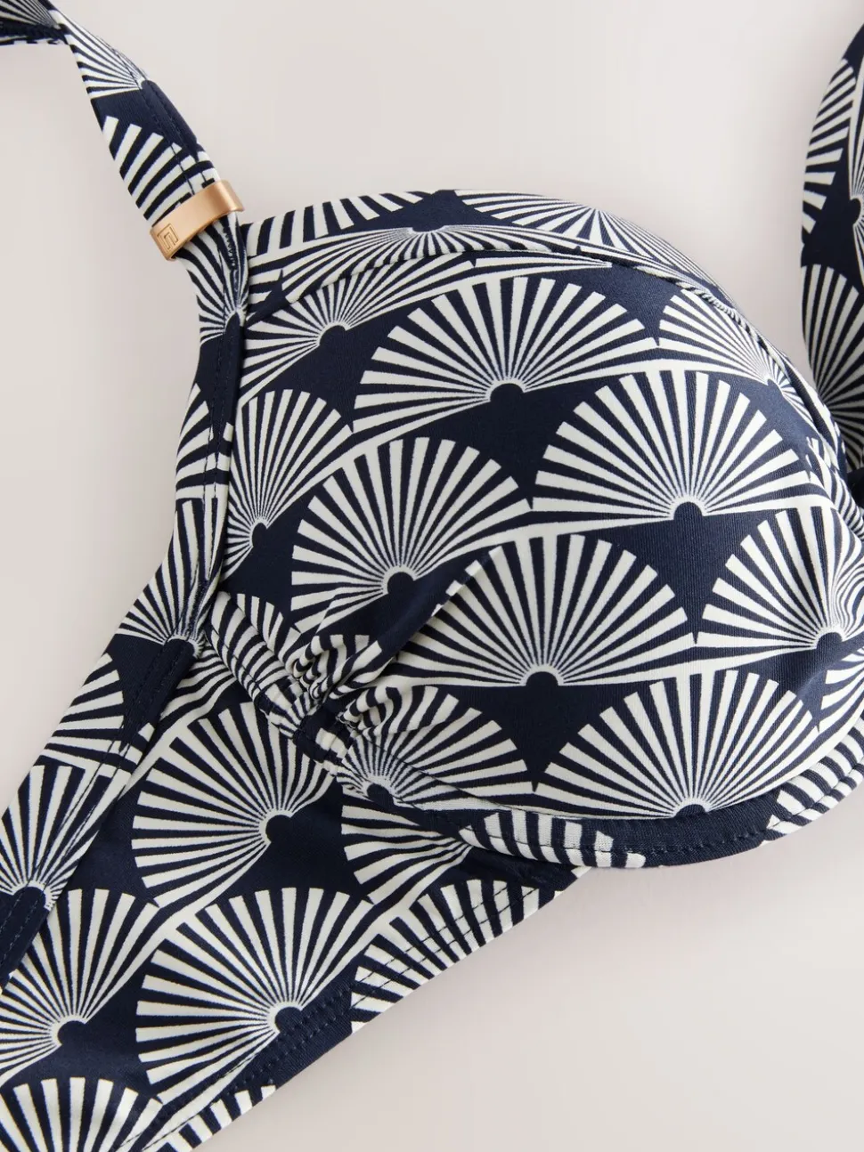 Marineblauw/wit met waaierprint - Buikcorrigerende bikinitop met vulling en beugel