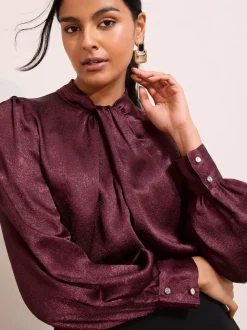 Merlotrood - Friends Like These - Gecrushte satijnen blouse met gedraaide hals en lange mouwen