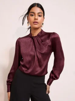 Merlotrood - Friends Like These - Gecrushte satijnen blouse met gedraaide hals en lange mouwen