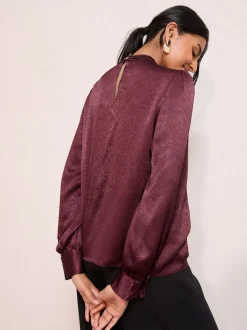 Merlotrood - Friends Like These - Gecrushte satijnen blouse met gedraaide hals en lange mouwen