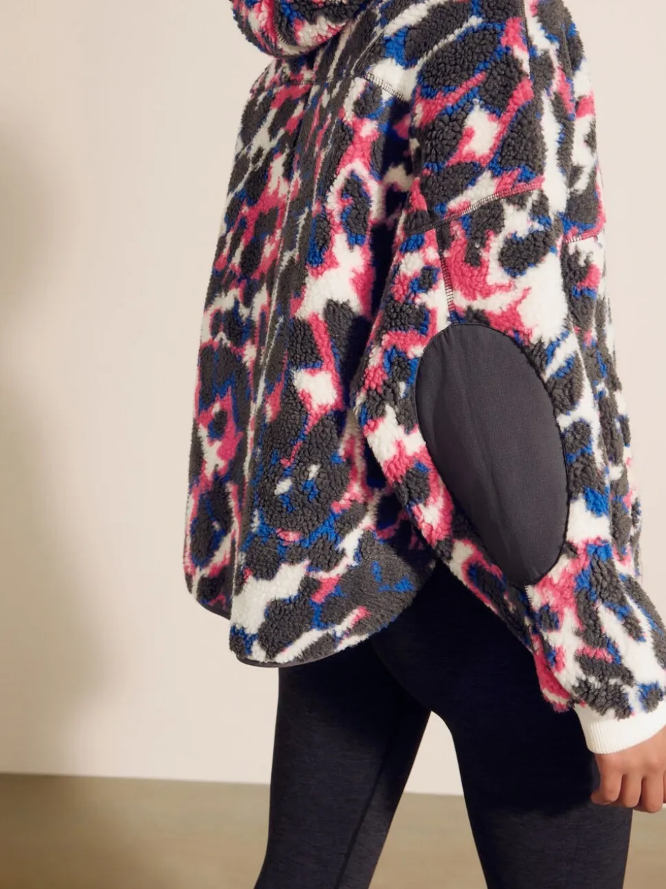 Met verschillende dierenprints - Borg fleece jack met elleboogpatch en capuchon