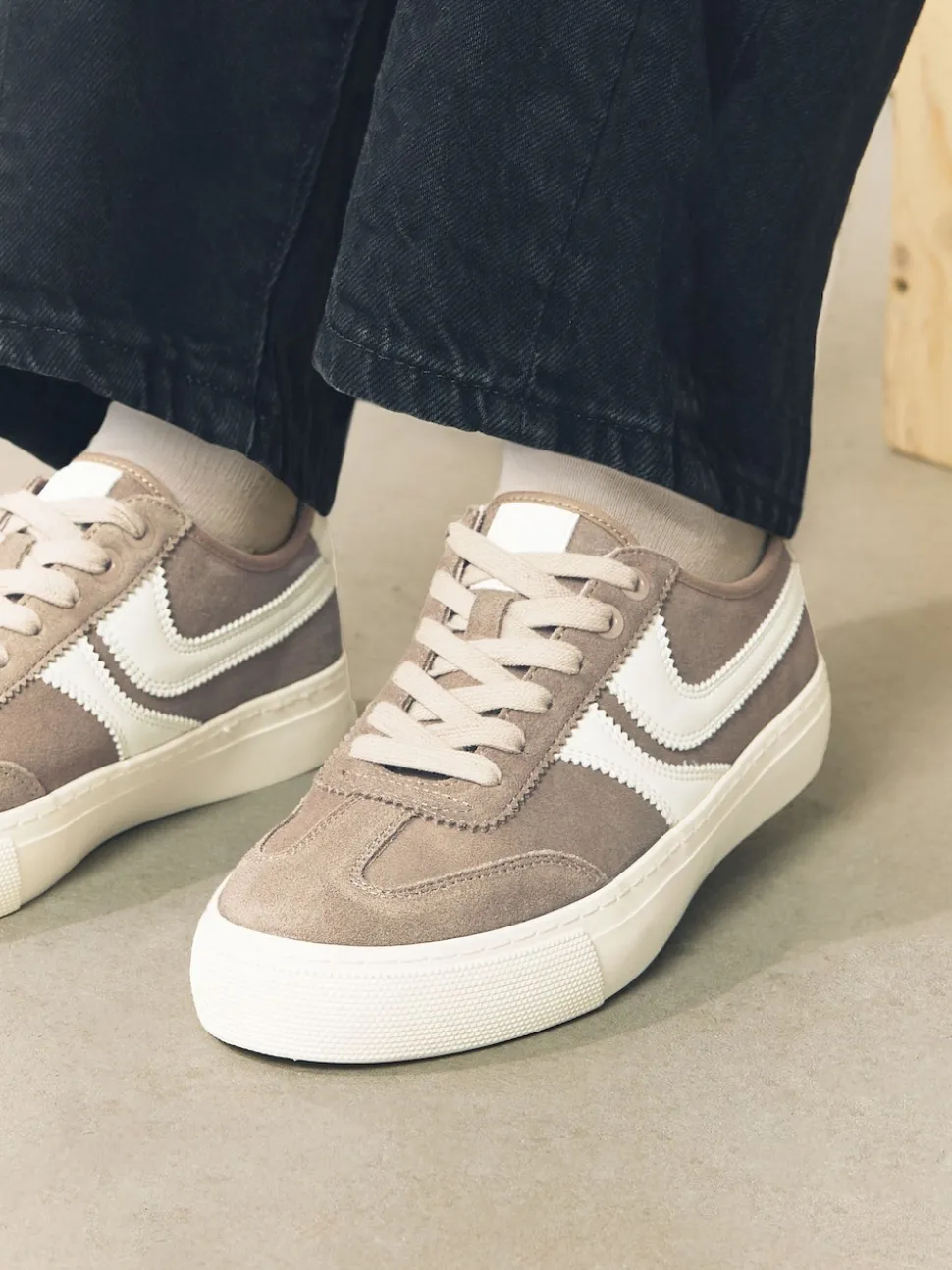 Mokkabruin - Forever Comfort® Suede Side Stripe Skater Lace Up Trainers