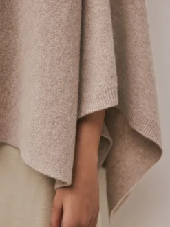 Moutkleurig - Fine Knit Cape Poncho