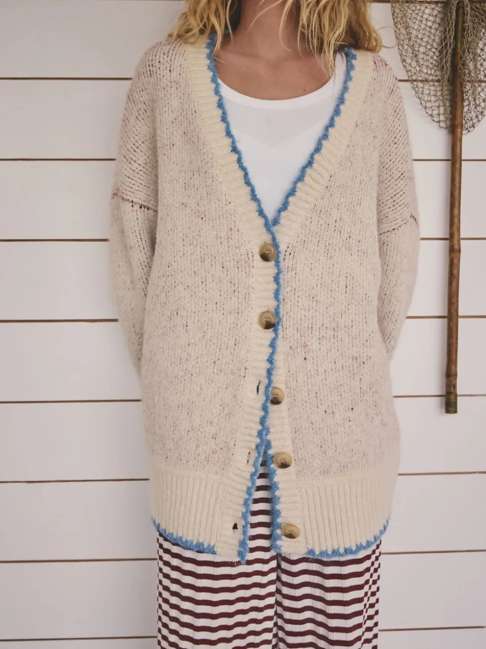 Moutkleurig - Lobster Button Cardigan