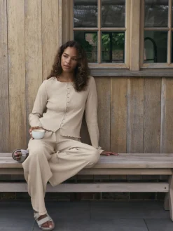 Moutkleurig - self. Geribbelde pyjama met knopen