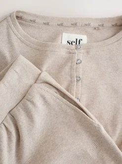 Moutkleurig - self. Geribbelde pyjama met knopen