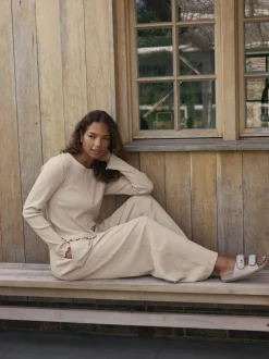 Moutkleurig - self. Geribbelde pyjama met knopen