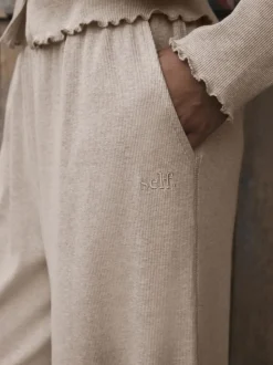 Moutkleurig - self. Geribbelde pyjama met knopen