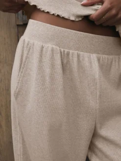 Moutkleurig - self. Geribbelde pyjama met knopen
