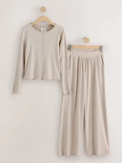 Moutkleurig - self. Geribbelde pyjama met knopen