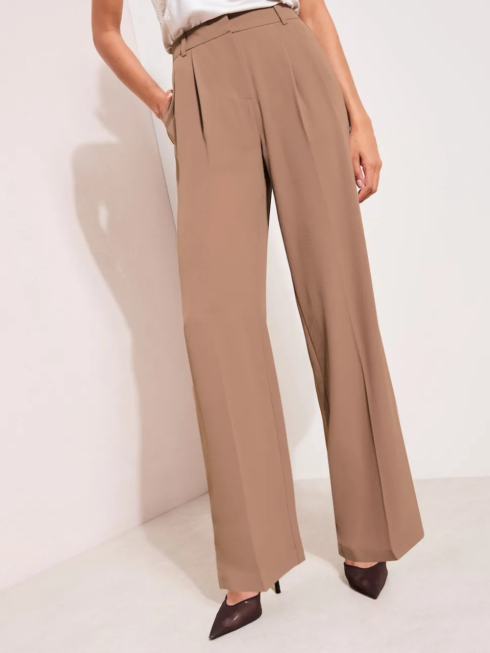 Naturel Latte - Friends Like These Premium broek met wijde pijpen en elastiek aan de achterkant