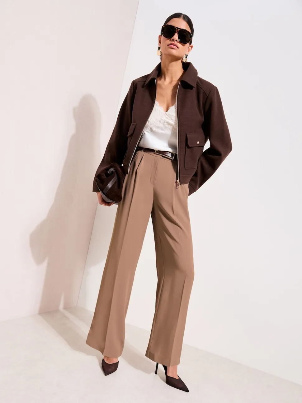 Naturel Latte - Friends Like These Premium broek met wijde pijpen en elastiek aan de achterkant