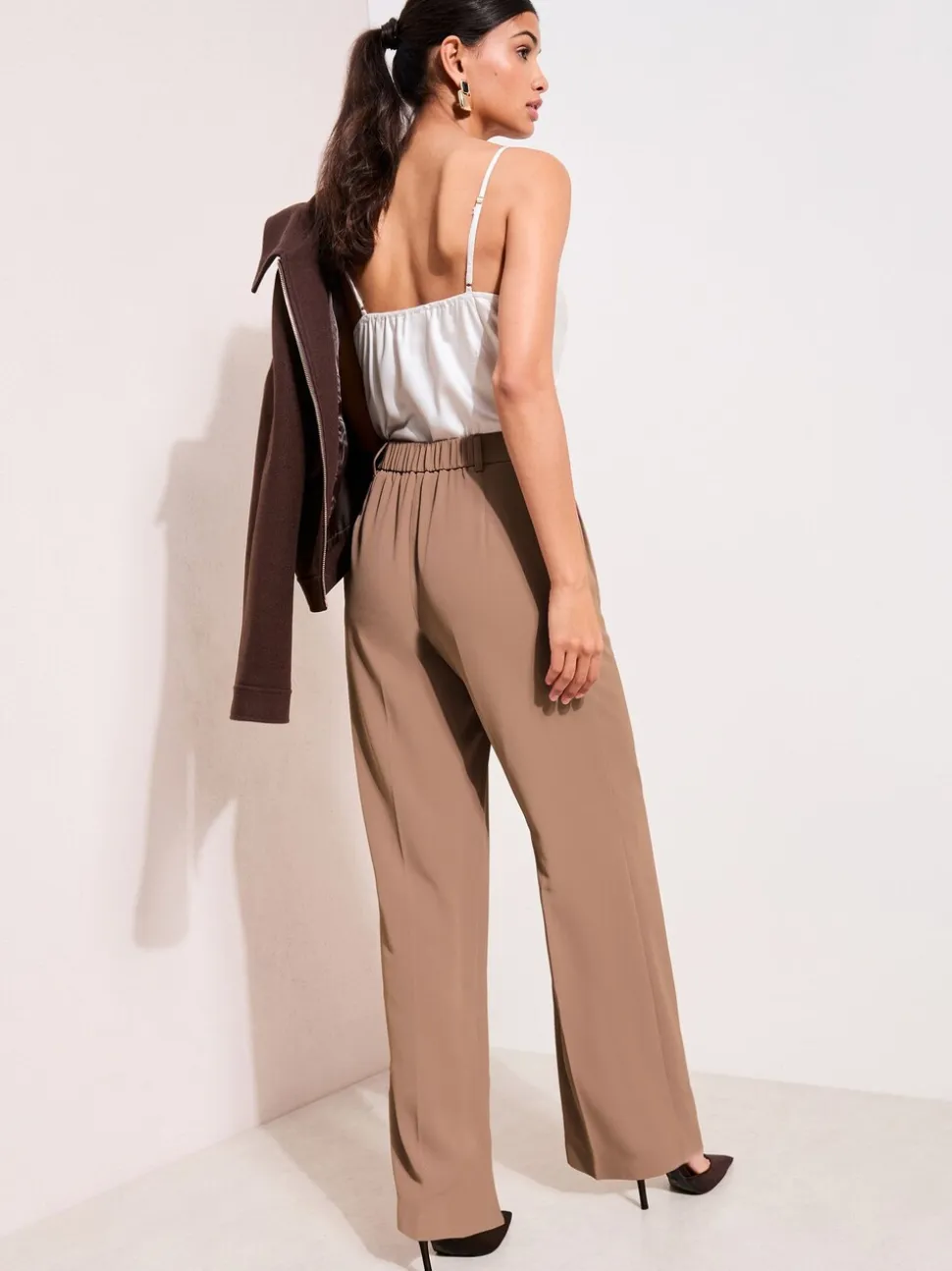 Naturel Latte - Friends Like These Premium broek met wijde pijpen en elastiek aan de achterkant