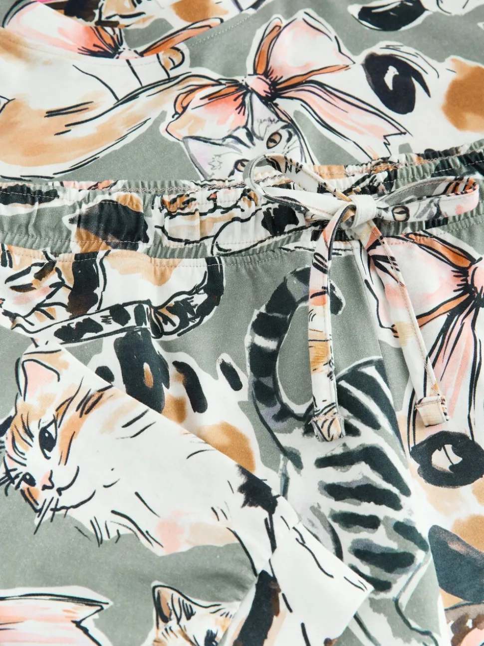 Neutraal met kattenprint - Pyjama met lange mouwen