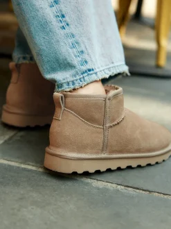 Neutraal taupe suède - Waterafstotende enkellaarzen van imitatiebont