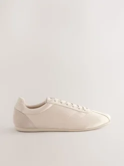 Oesterkleurig - Satijnen sneakers met veters