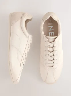 Oesterkleurig - Satijnen sneakers met veters