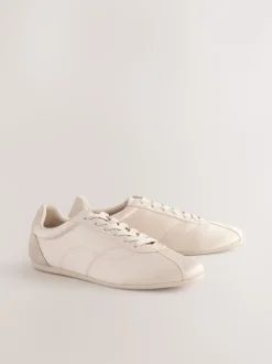 Oesterkleurig - Satijnen sneakers met veters