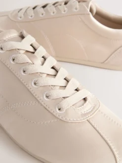 Oesterkleurig - Satijnen sneakers met veters