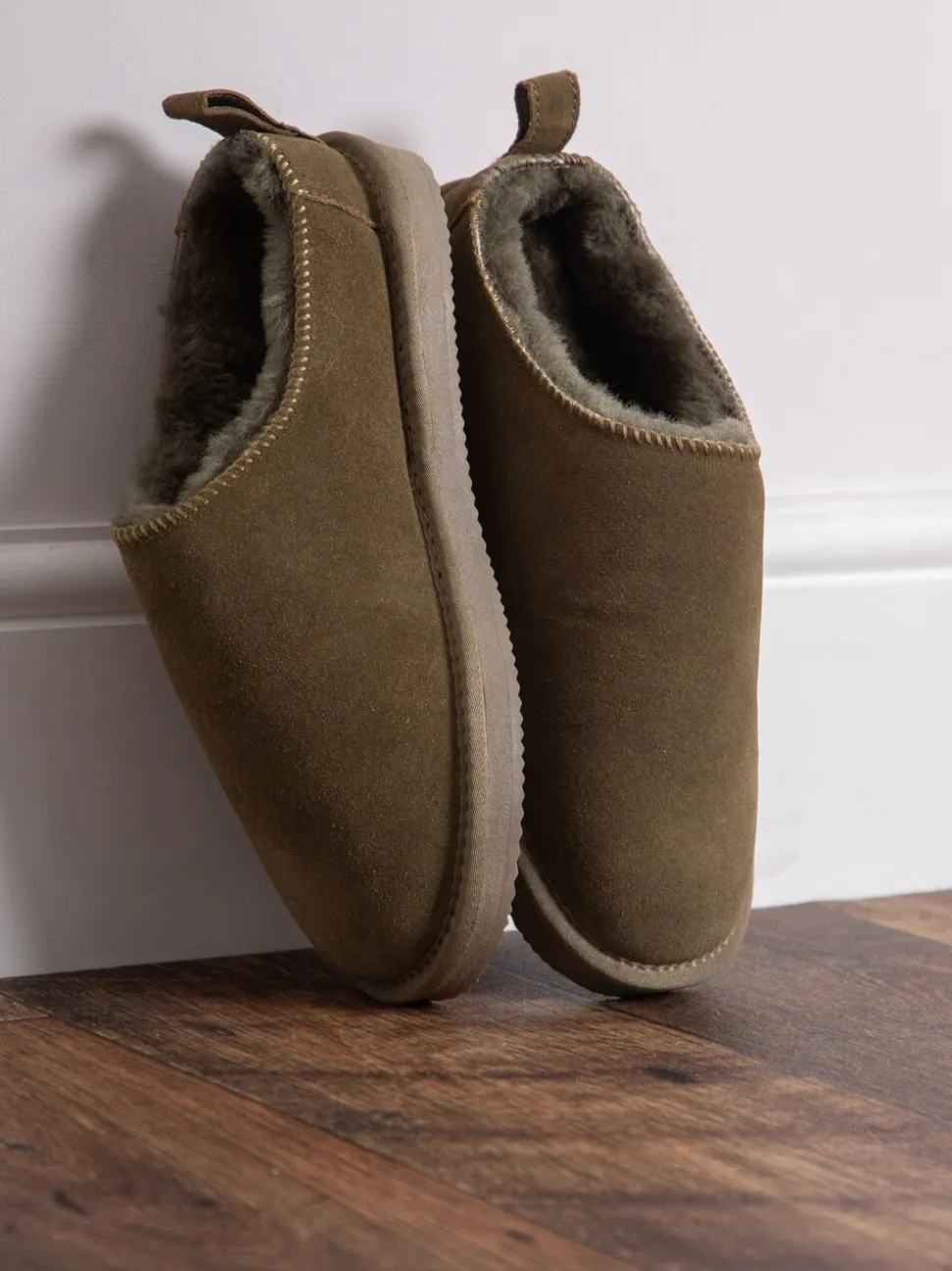 Olijfgroen - Lakeland Leather - Winterpantoffelklompen met schapenvacht voor dames