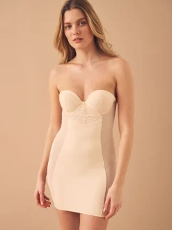 Pastelroze nude - Kanten slipdress met cups en sterke buikcorrectie