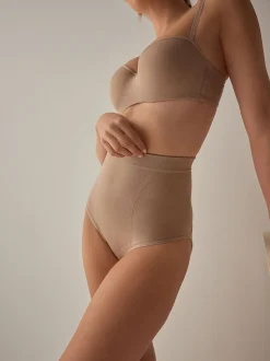 Praline nude - Vormgevende naadloze slip voor gladdere dijen met stevige buikcorrectie