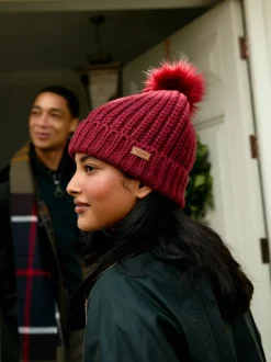Rood - Barbour® Saltburn beanie-muts met pompon
