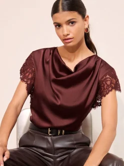 Rood - Friends Like These satijnen blouse met kanten detail en watervalhals