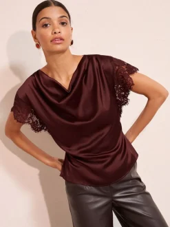 Rood - Friends Like These satijnen blouse met kanten detail en watervalhals