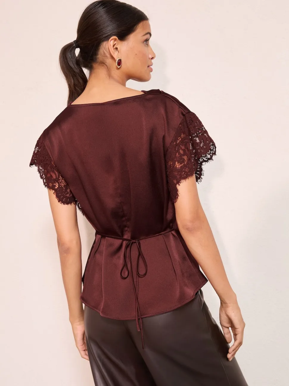 Rood - Friends Like These satijnen blouse met kanten detail en watervalhals