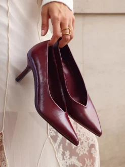 Rood - Linzi Bellamy V-Shaped Closed Toe Court Heels