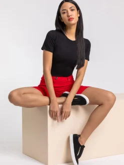 Rood - Roman stretch short met omgeslagen zoom