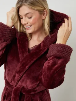 Rood - Threadbare - Knusse kamerjas met rand van imitatiebont
