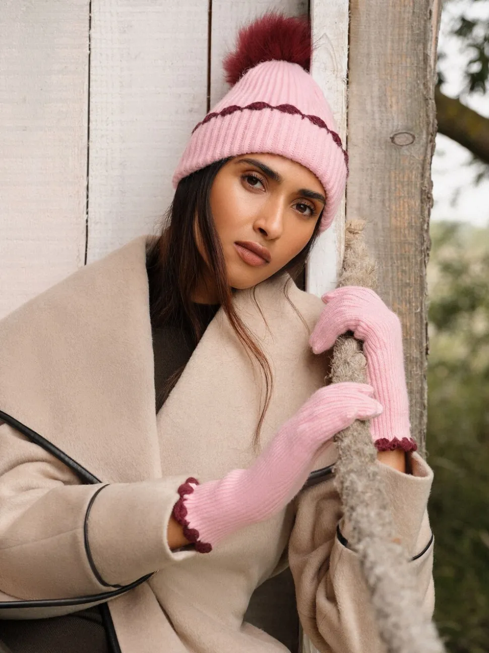 Roze - Love & Roses Scallop Trim Ribbed Pom Hat and Gloves Set
