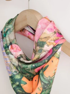 Roze bloemen in meerdere kleuren - Benjamin MacGregor Artist Collaboration Lightweight Square Scarf