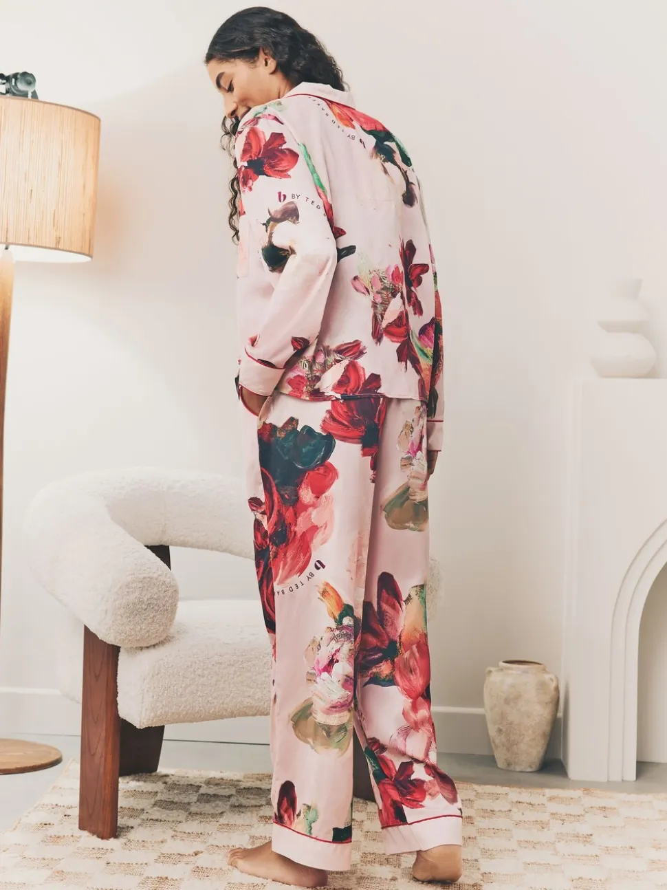 Roze rood gebloemd - B by Ted Baker - Satijnen pyjama met knopen