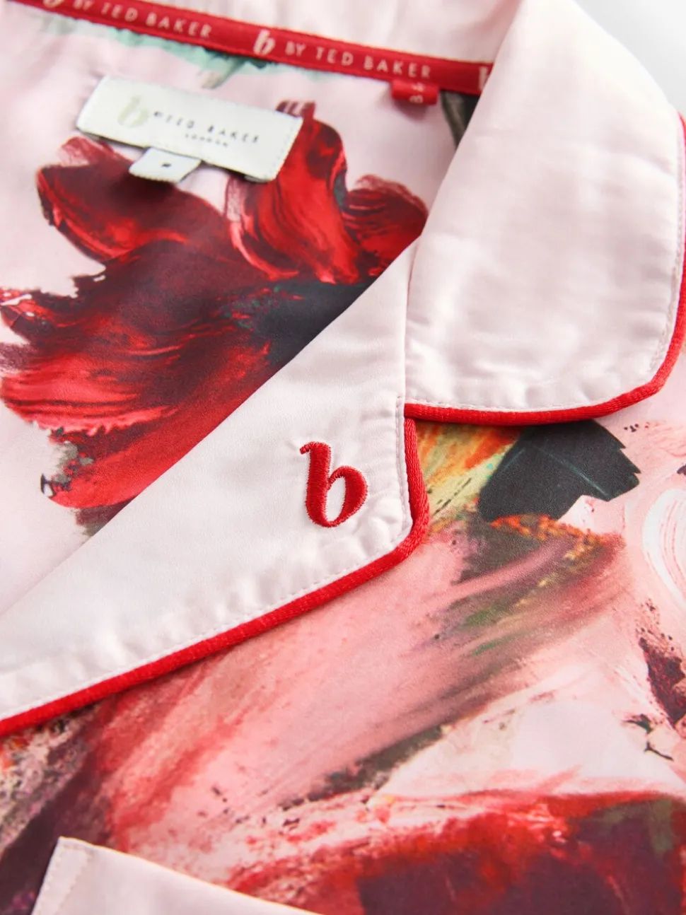 Roze rood gebloemd - B by Ted Baker - Satijnen pyjama met knopen