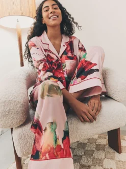 Roze rood gebloemd - B by Ted Baker - Satijnen pyjama met knopen
