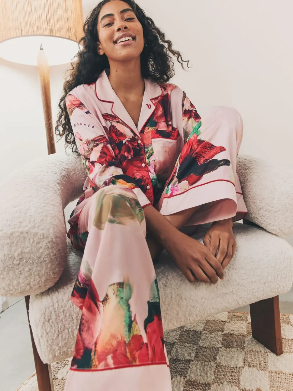 Roze rood gebloemd - B by Ted Baker - Satijnen pyjama met knopen