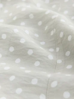 Saliegroen met stippen - Mini-jurk met strikceintuur