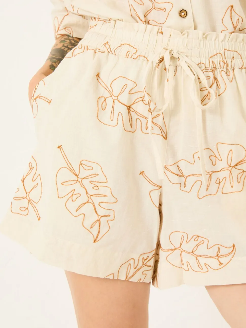 Short met geborduurde bladeren