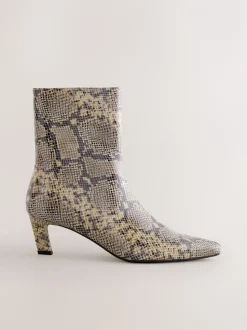 Slangenprint - Forever Comfort® enkellaarsjes met hak en spitse neus