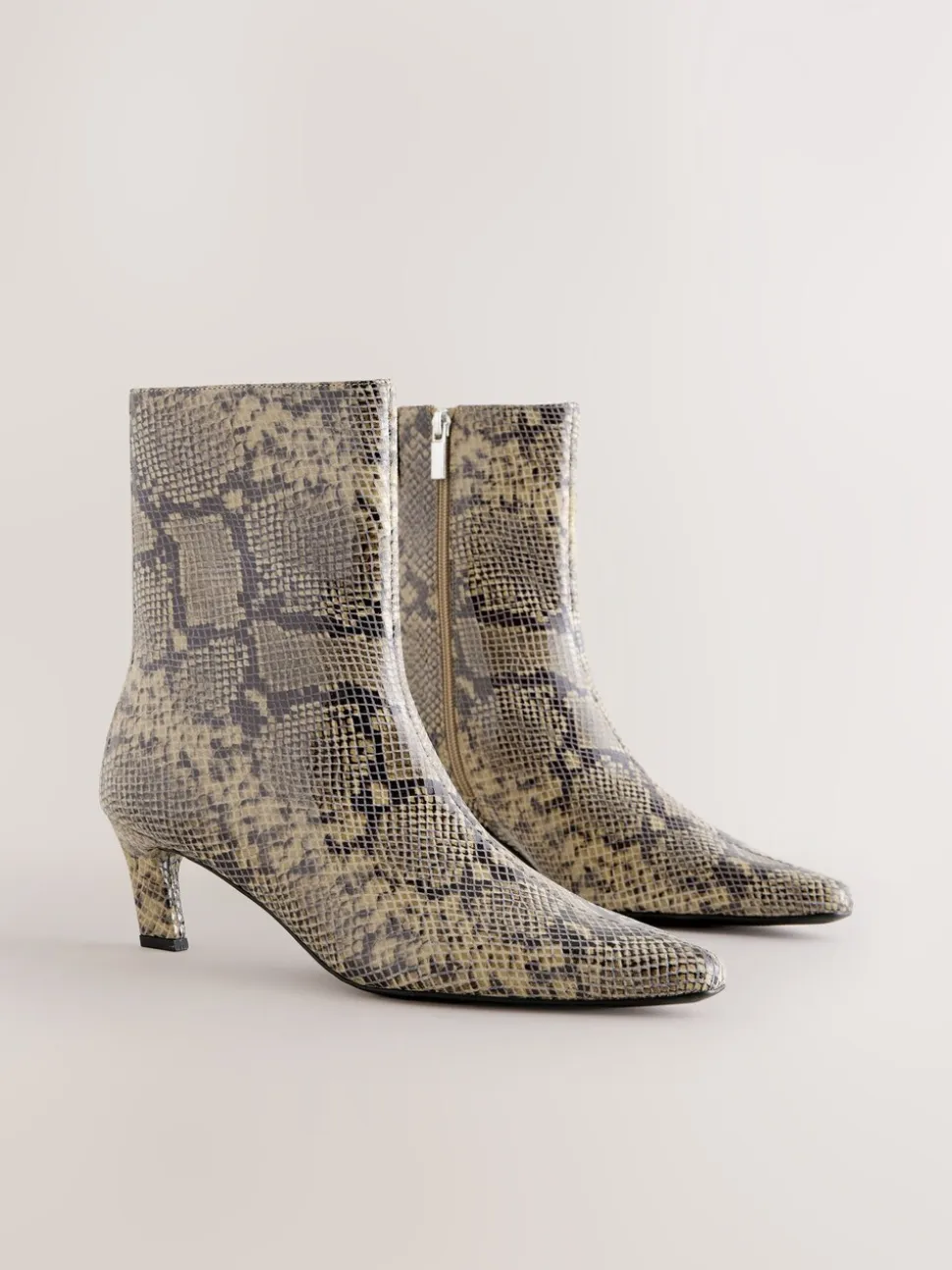 Slangenprint - Forever Comfort® enkellaarsjes met hak en spitse neus